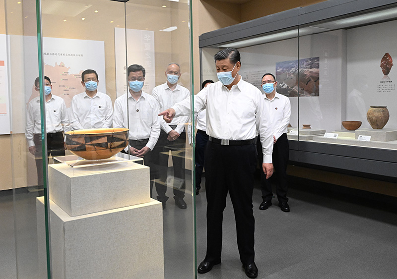 5月16日下午，中共中央总书记、国度主席、中央军委主席习近平在前往陕西西安主持中国－中亚峰会途中，在山西运城博物馆调查。