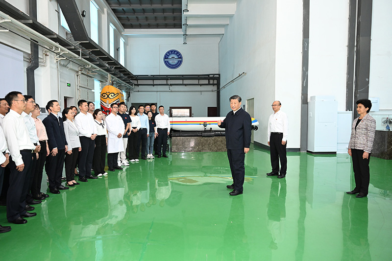 9月6日至8日，中共中央总书记、国度主席、中央军委主席习近平在黑龙江调查。这是7日上午，习近平在哈尔滨工程大学调查时，同师生代表亲切互换。