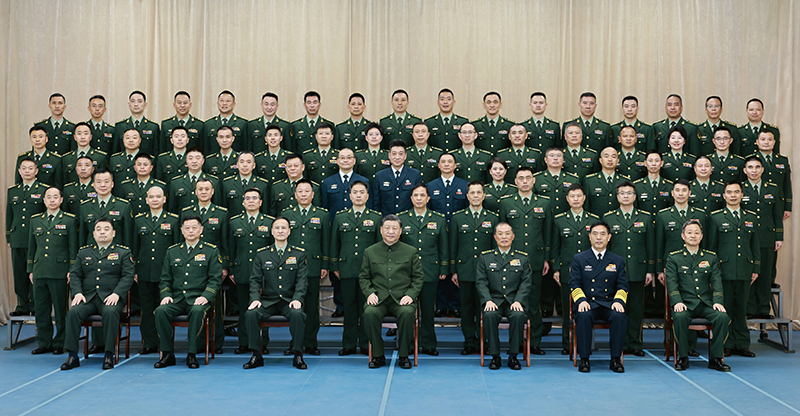 11月29日，中共中央总书记、国度主席、中央军委主席习近平到武警海警总队东海海区指挥部视察。这是习近平亲切接见东海海区指挥部有关同道，同各人合影留想。